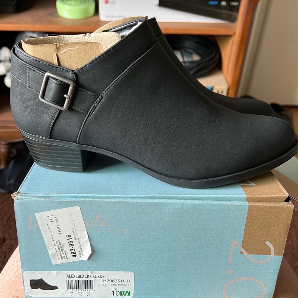 10 Wide bootie
